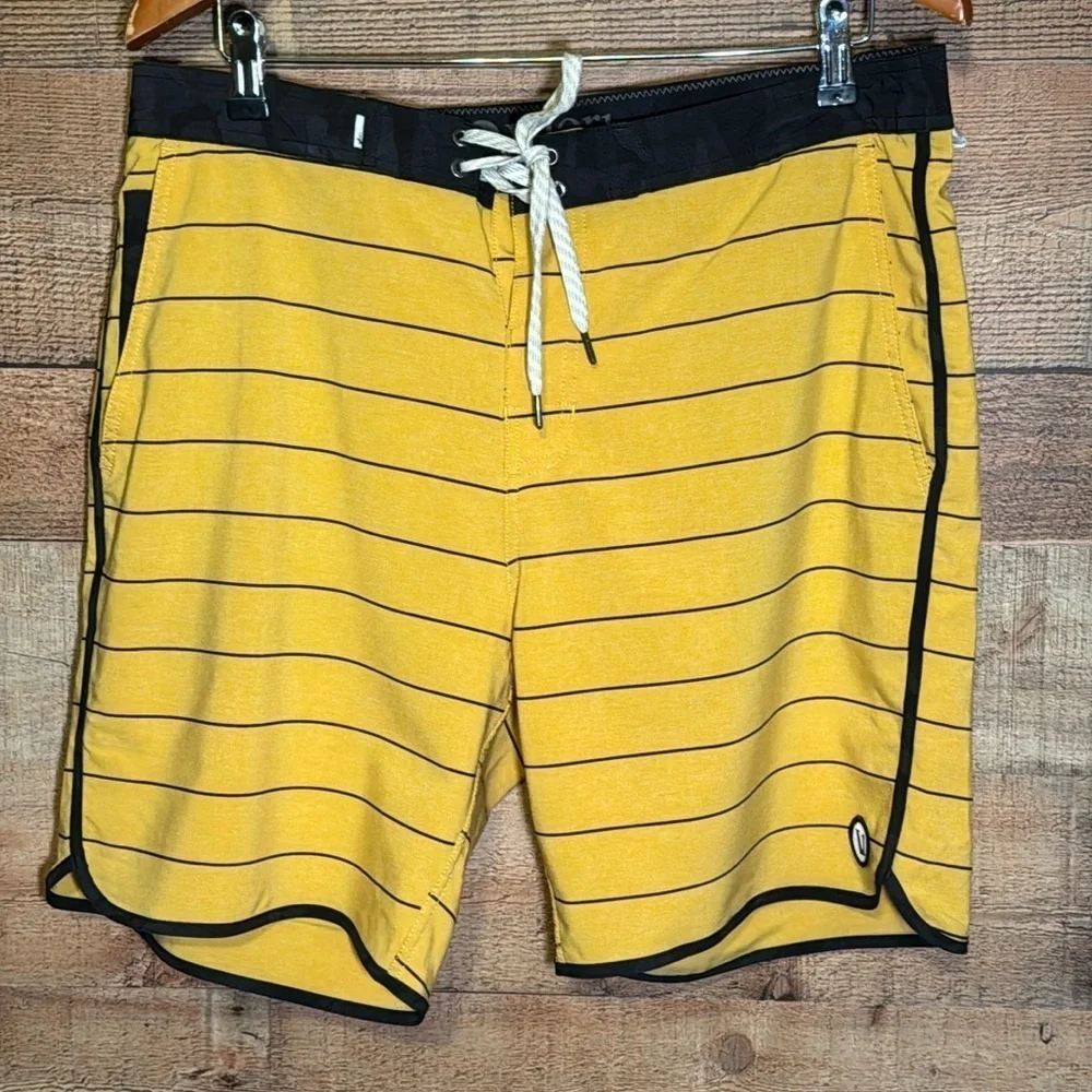 Vuori Board Shorts V-Cycled Performance 4-Way Stretch Men’s 34 Yellow Strips
